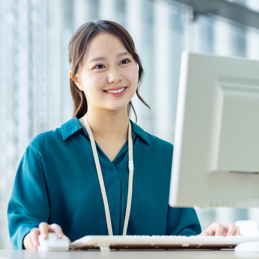 An RN using a computer at a desk.