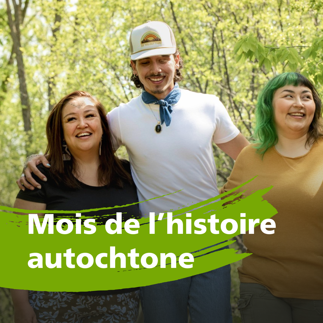  Trois adultes autochtones souriants marchent ensemble dans une forêt, avec le texte « Mois de l’histoire autochtone » affiché en dessous d’eux.