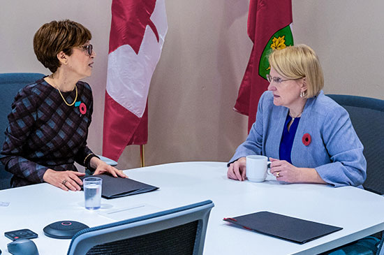 Silvie Crawford, Présidente et directrice générale de l’OIIO, rencontre l’hon. Sylvia Jones, vice-première ministre et ministre de la Santé Photo of Silvie Crawford, CNO's CEO & Executive Director, and Sylvia Jones, Deputy Premier and Minister of Health